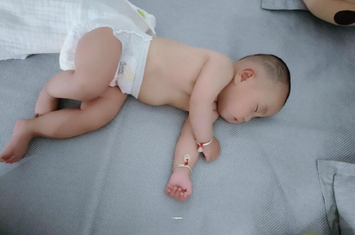 东方几个月宝宝会抬头